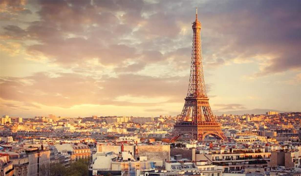 بالفيديو - غافل شرطة باريس.. وقفز من فوق برج إيفل!