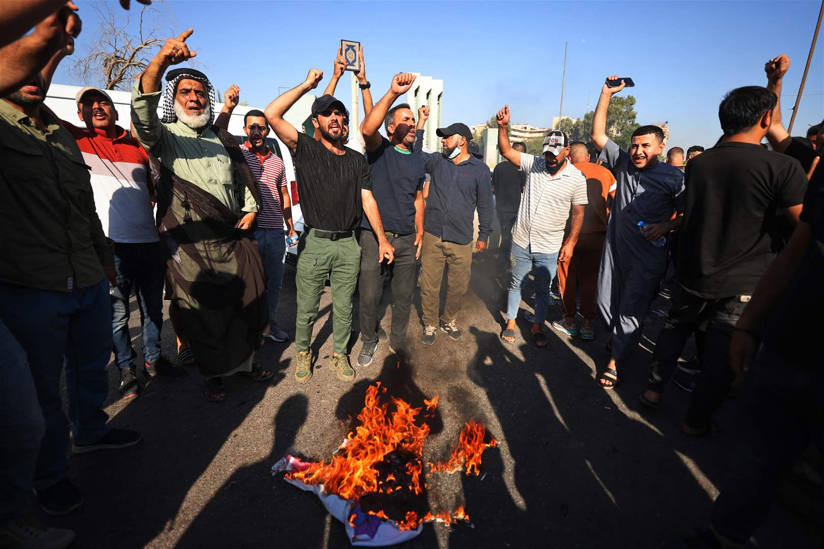 وسط موجة تنديد بإحراق نسخة من المصحف.. عراقيون يقتحمون السفارة السويدية في بغداد