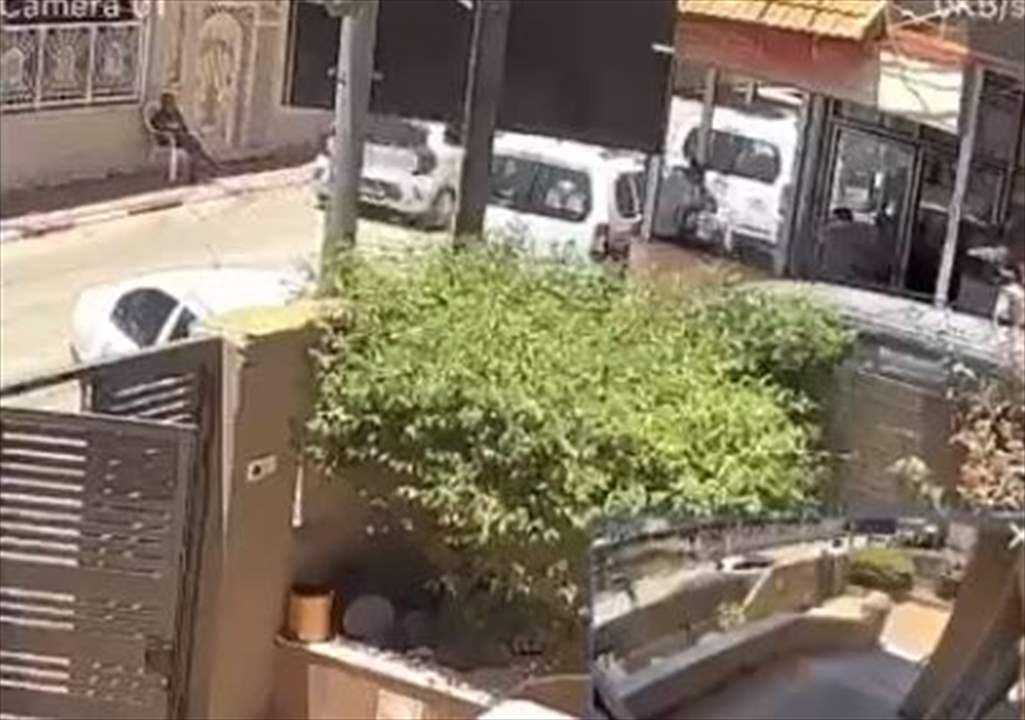 بالفيديو - إطلاق نار من سيارة مسرعة صوب سيارة لشرطة الاحتلال قرب نابلس