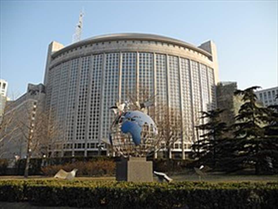  الخارجية الصينية: نقل الذخائر العنقودية إلى أوكرانيا قد يتسبب بحدوث أزمات إنسانية 