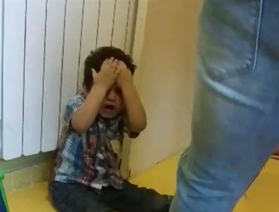 فيديو مهول لتعنيف طفل في إحدى الحضانات.. ووزارة الصحة تتدخل!