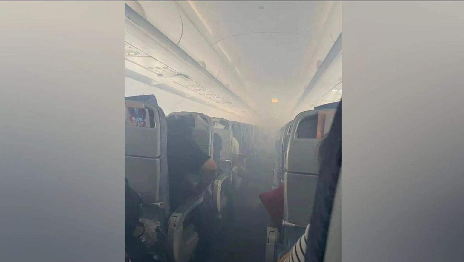 بالفيديو.. إصابة ركاب جراء اندلاع حريق في محرك طائرة صينية