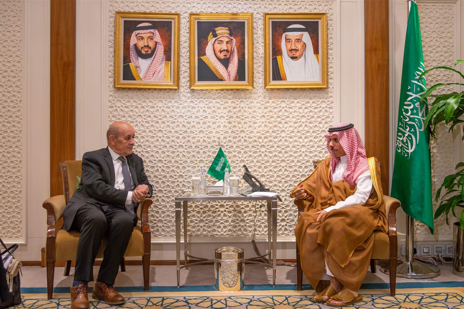 وزير الخارجية السعودي فيصل بن فرحان يستقبل المبعوث الخاص للرئيس الفرنسي إلى لبنان جان إيف لودريان