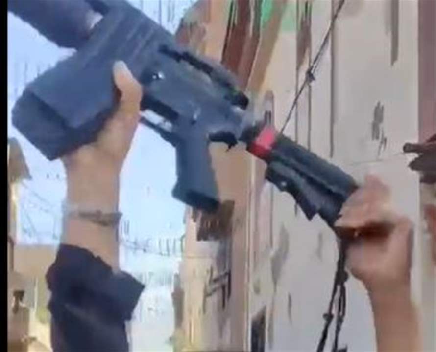   بالفيديو - سلاح جنود الاحتلال في أيدي نساء غزة