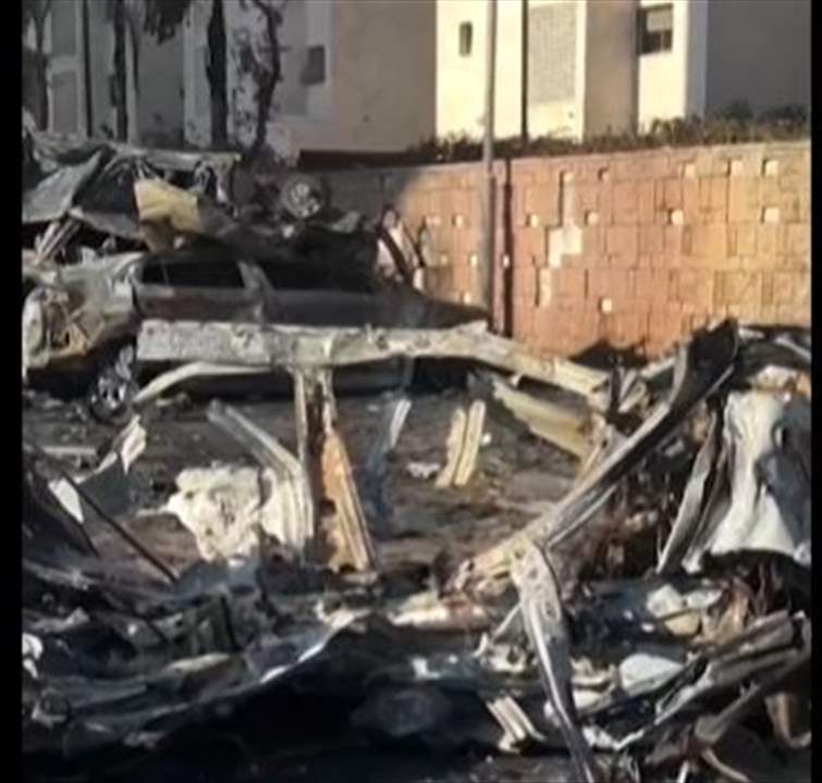  بالفيديو - سيارات مدمرة في مدينة عسقلان بعد سقوط صواريخ قادمة من قطاع غزة  