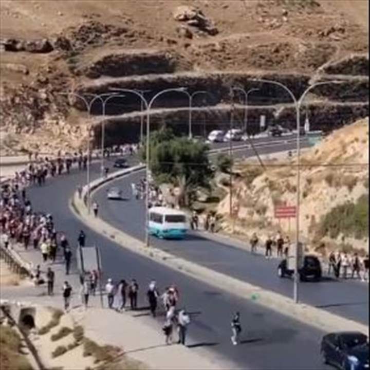 بالفيديو - إستمرار زحف الحشود من الأردن نحو الحدود الفلسطينية رغم قمع الجيش الاردني للزاحفين