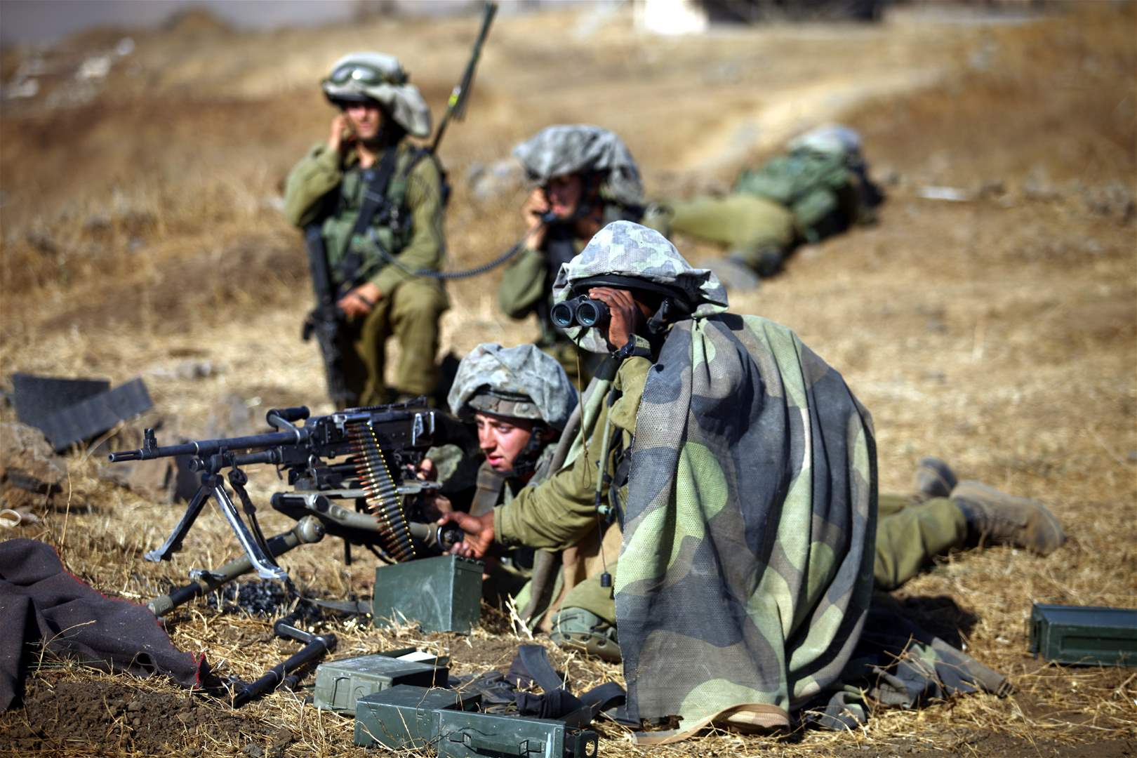 إذاعة العدو: القوات البرية الإسرائيلية نفذت توغًلا كبيرًا نسبيا في قطاع غزة ليلًا