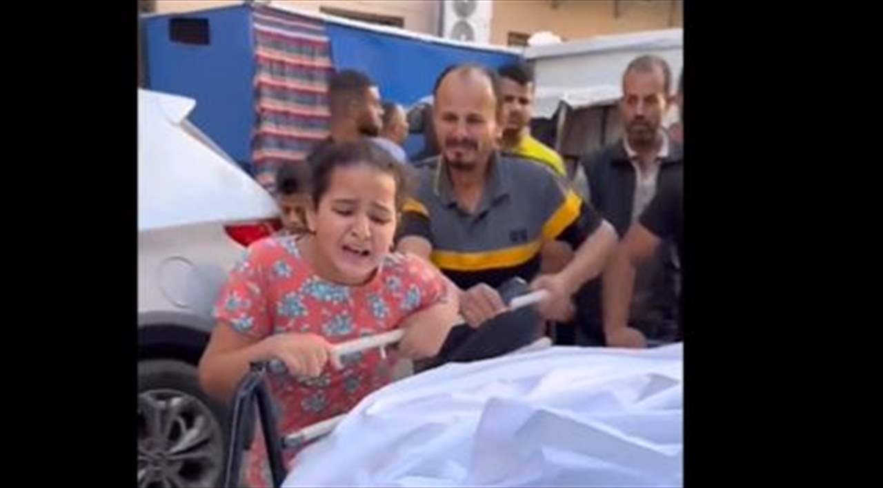 بالفيديو - مشهد يفطر القلوب لطفلة تنادي والدتها الشهيدة في غزة :  &quot;قولي انك عايشة يما&quot;