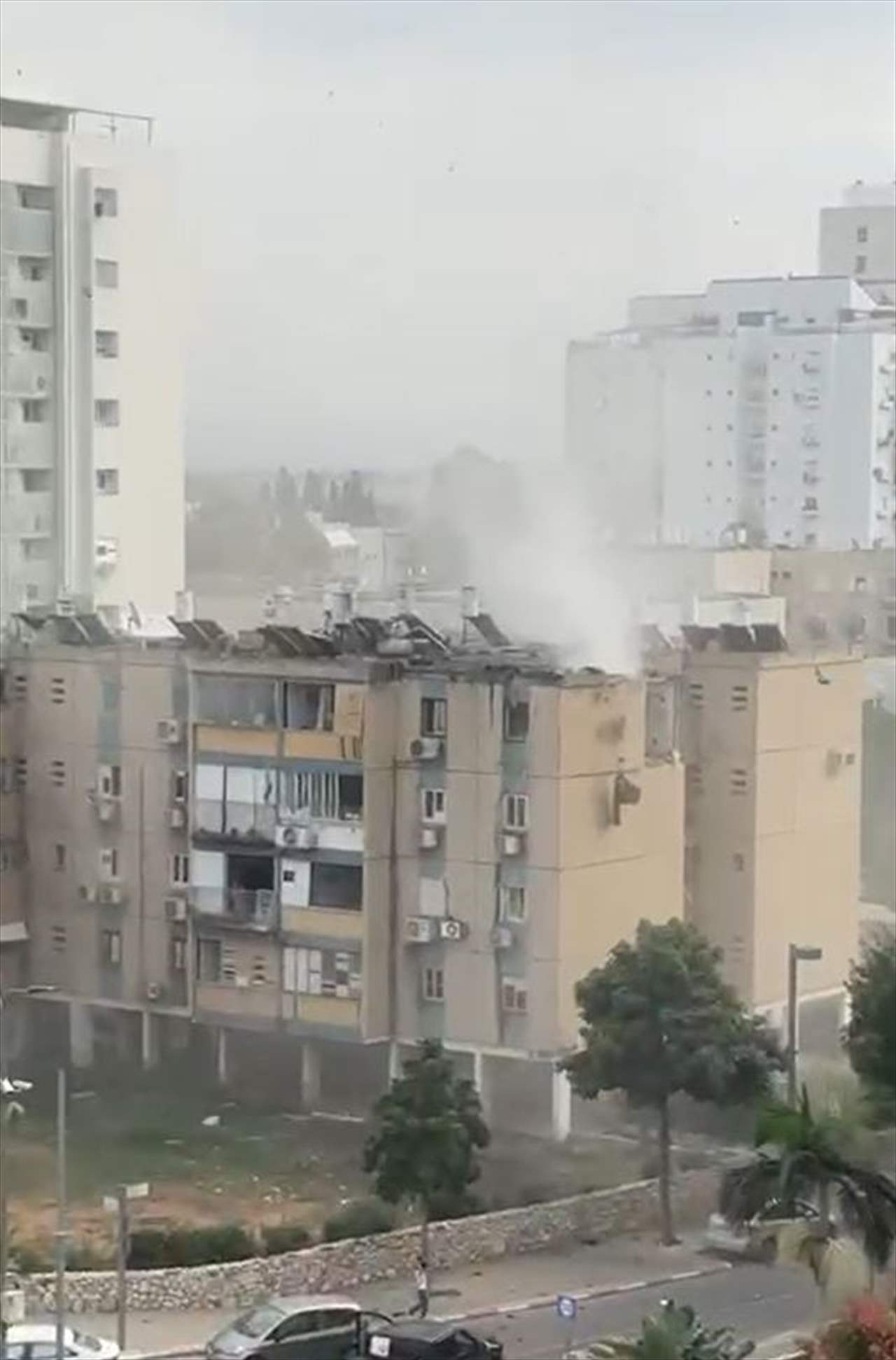بالفيديو - إعلام العدو: الإسعافات تهرع الى وسط &quot;تل أبيب&quot; بعد سقوط صاروخ أُطلق من غزة