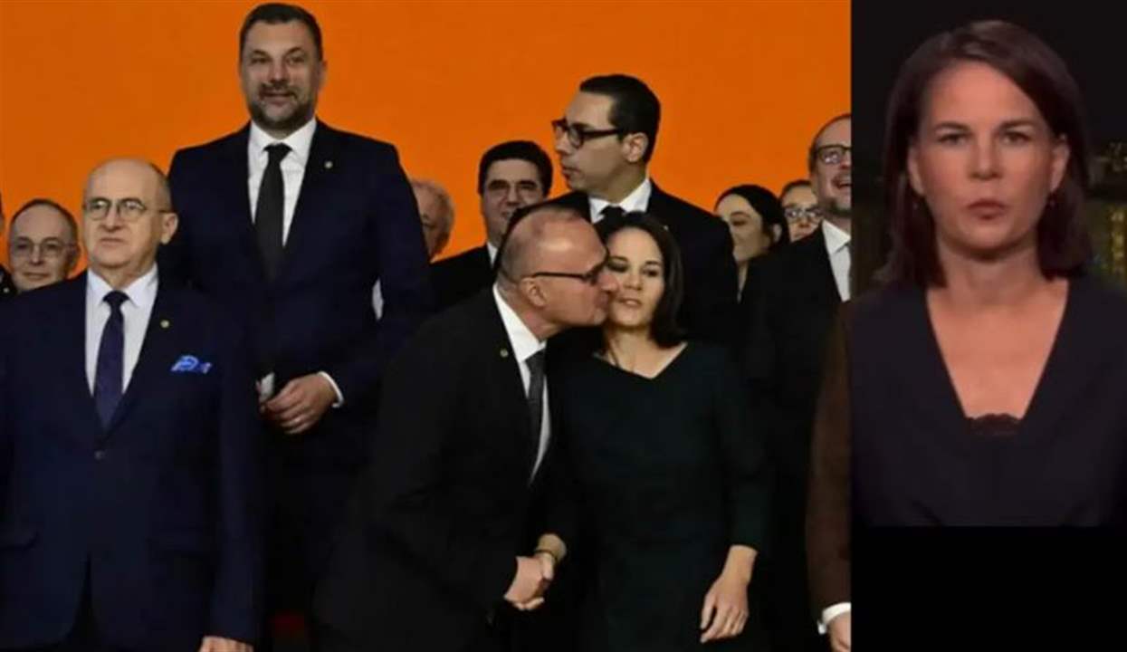 شاهد بالفيديو - وزير يحرج نظيرته الألمانية بمحاولته تقبيلها بطريقة غريبة! 
