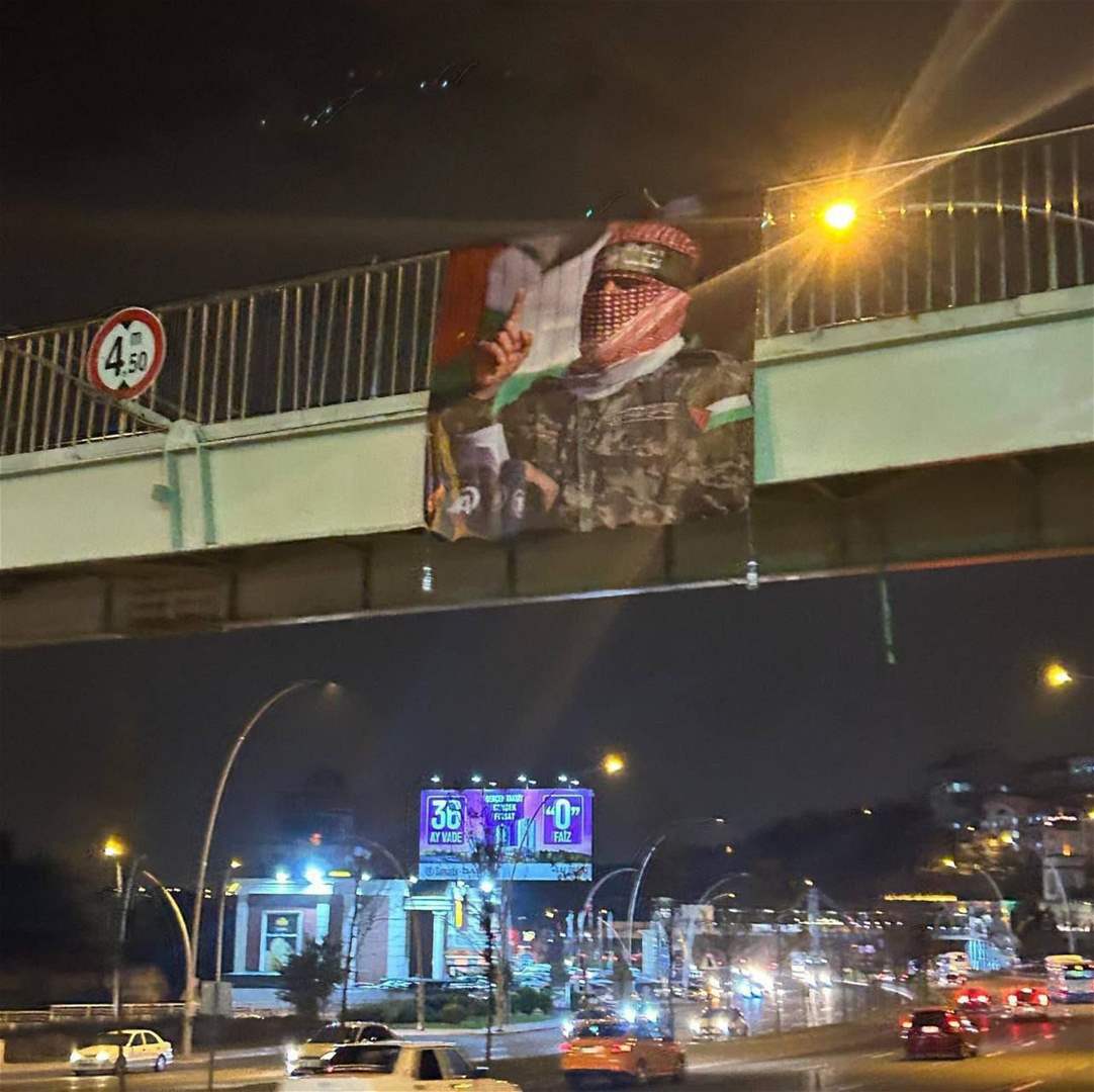 رفع صورة لـ أبو عبيدة على جسر في العاصمة التركية أنقرة