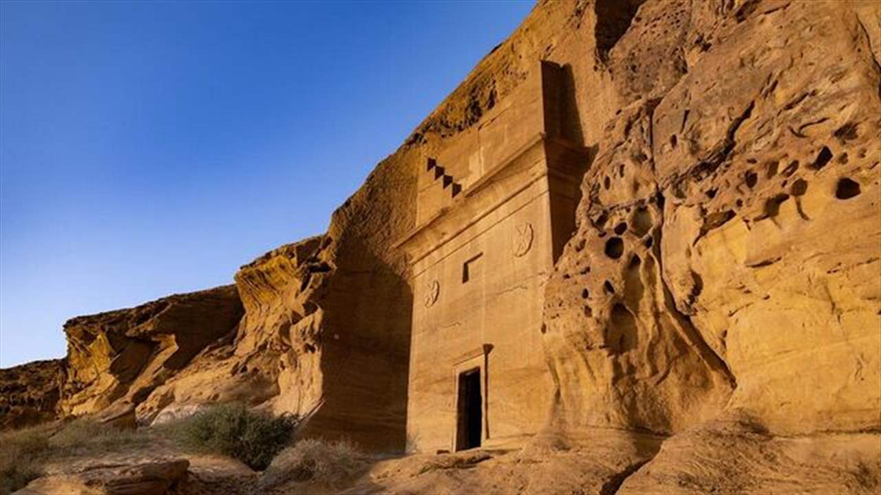 بالصورة - اكتشاف &quot;فأس يدوي&quot; غريب الشكل يفوق عمره 200 ألف عام في السعودية 