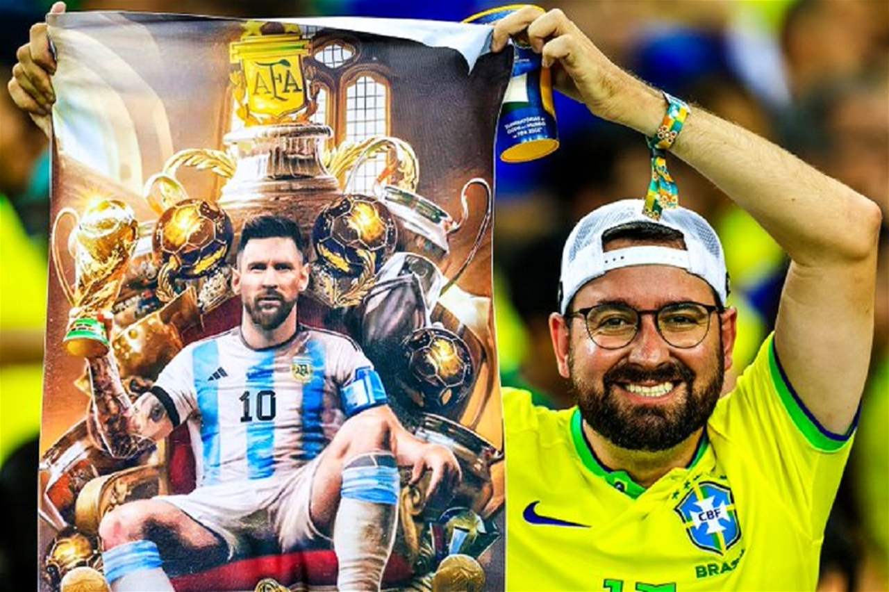 يا كاتب التاريخ ... مُشجّع برازيلي يحمل صورة &quot;الملك ميسي&quot;