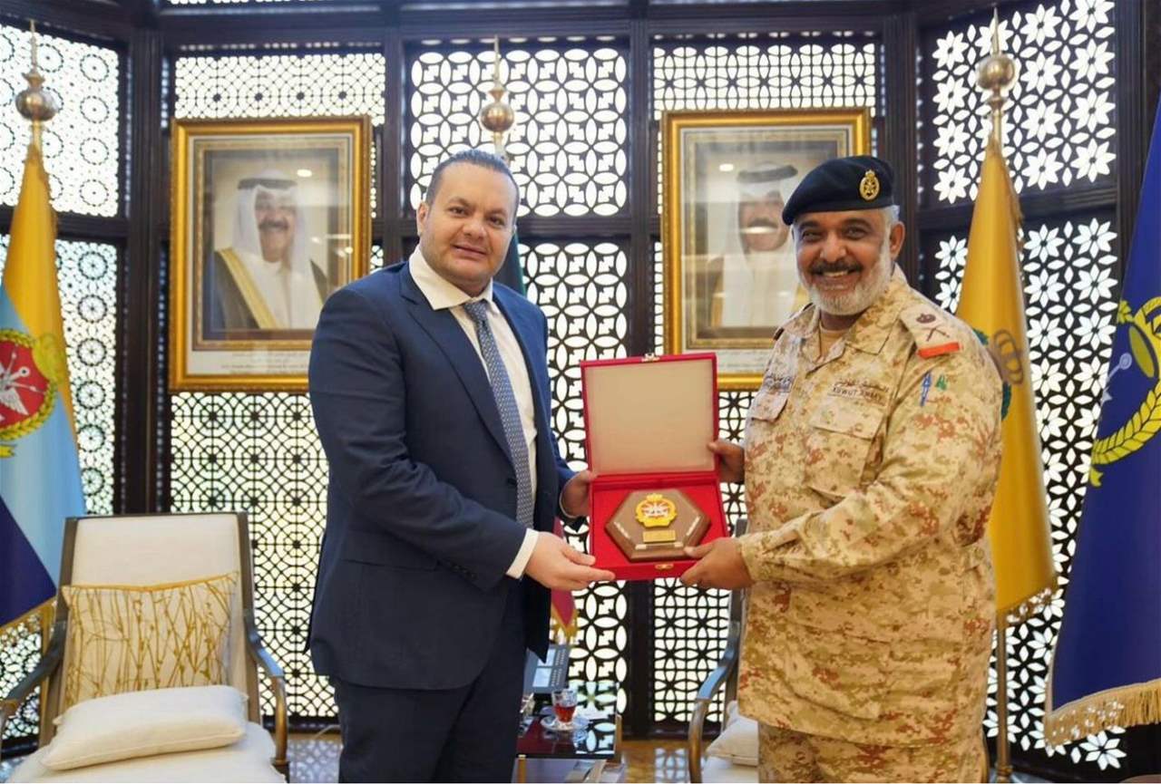 السفير الزعبي تمنى النهضة للبنان في ذكرى الإستقلال والتقى رئيس أركان الجيش الكويتي 
