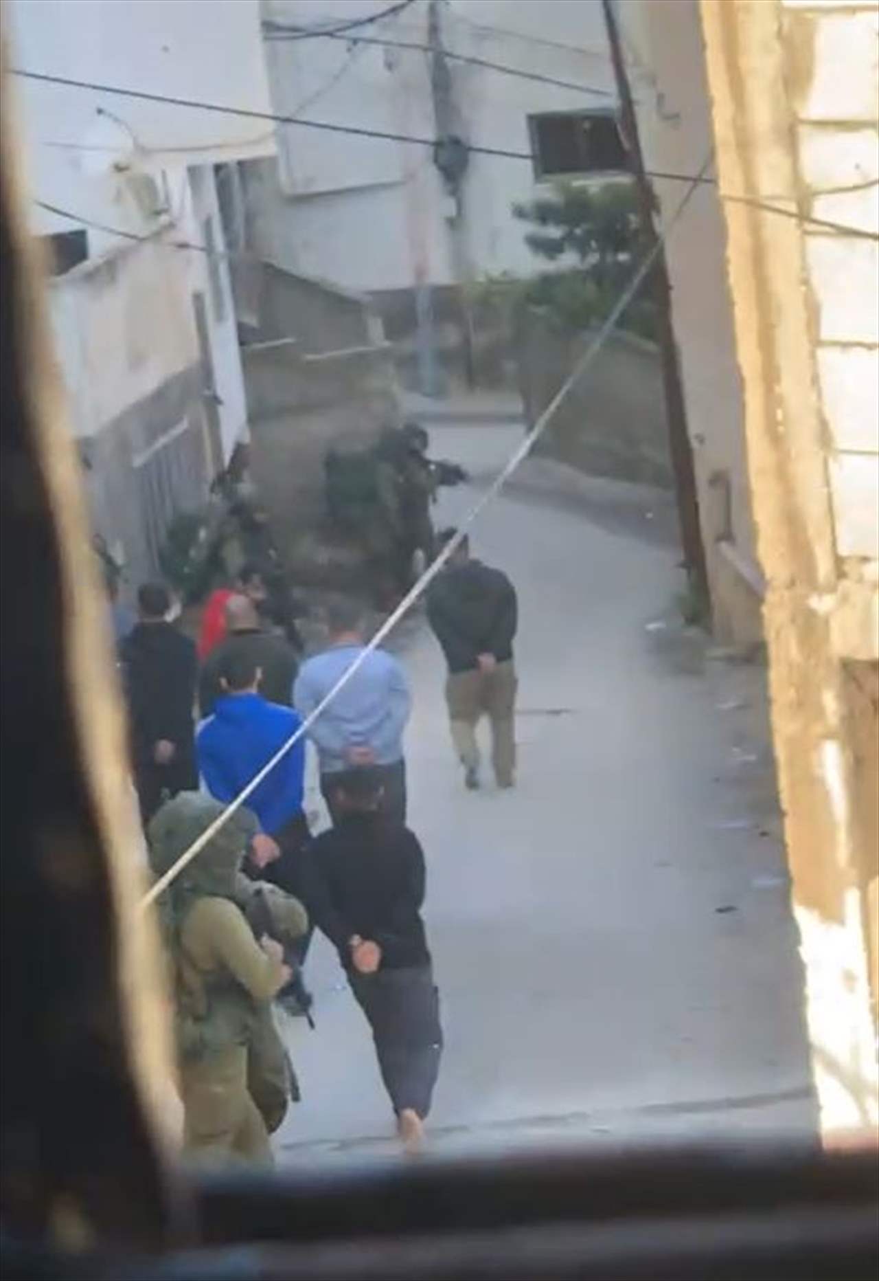 بالفيديو - قوات الإحتلال تقوم بشن حملة إعتقالات خلال إقتحام مدينة ومخيم جنين