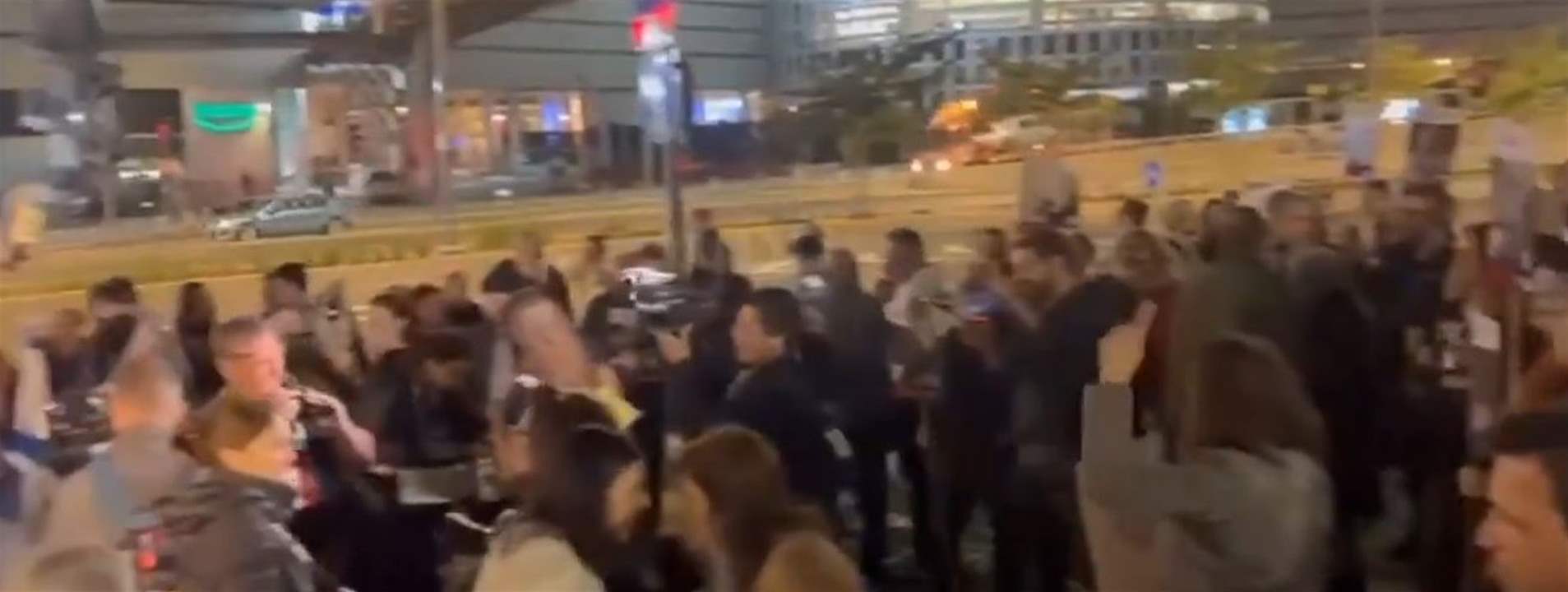 بالفيديو - أهالي الأســ ــرى الإسرائيليين يتظاهرون قبالة وزارة الحــر  ب في تل أبيب  