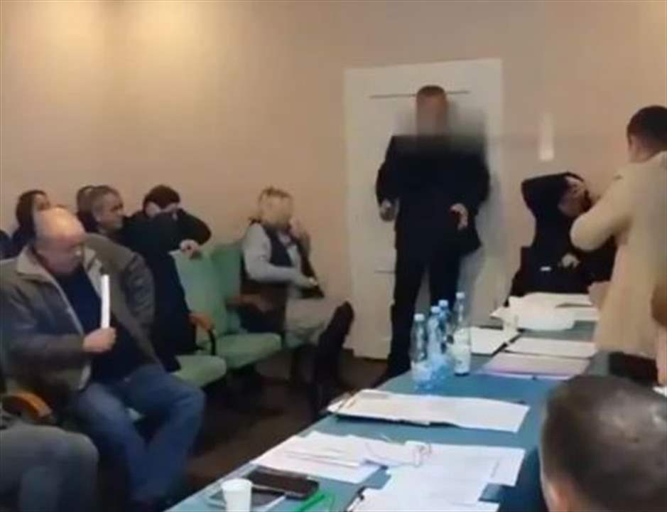 بالفيديو - مسؤول يفجر قنابل داخل اجتماع في بلدة أوكرانية