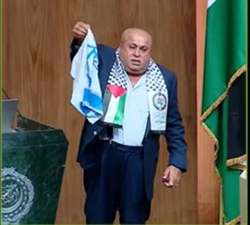 بالفيديو - نائب أردني يحرق علم &quot;إسرائيل&quot; داخل قاعة الجامعة العربية