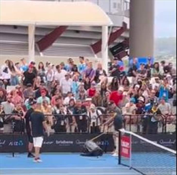بالفيديو - ثعبان سام يقتحم مباراة تنس بأستراليا