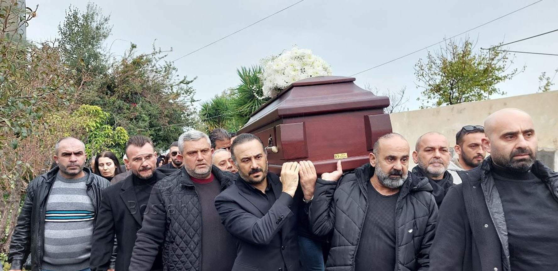قصي خولي يبكي خلال مراسم دفن والده عميد خولي: صعبة كتير