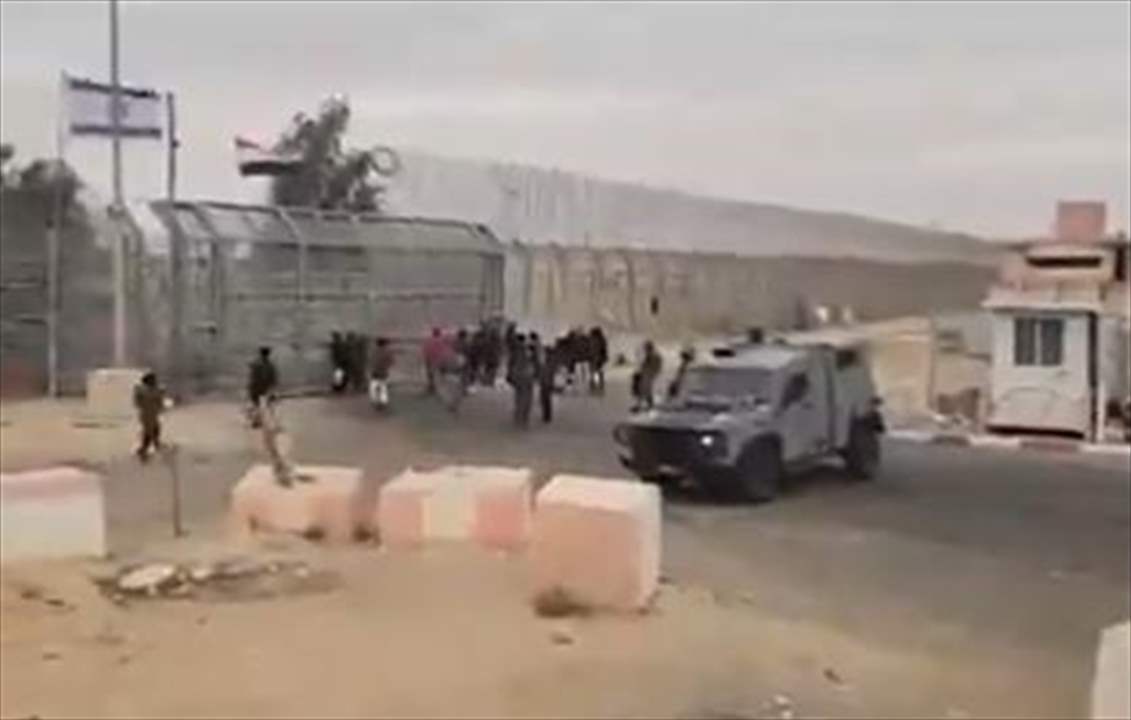 بالفيديو - مستوطنون يغلقون معبر &quot;نيتسانا&quot; على الحدود مع مصر لمنع وصول المساعدات الى غزة