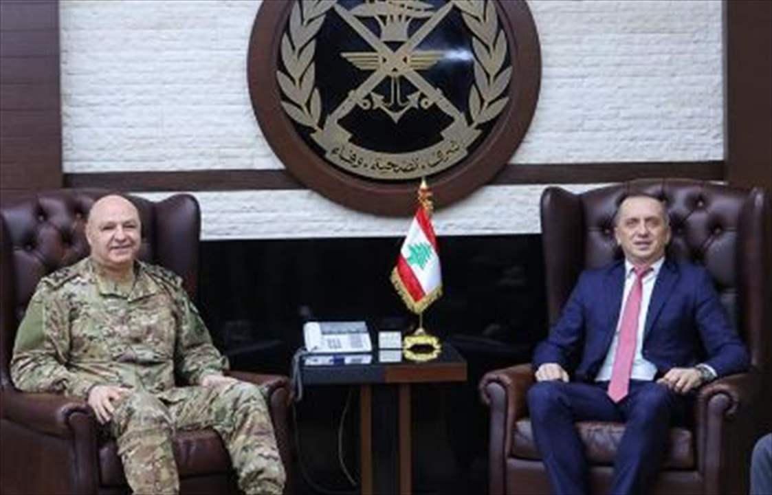  قائد الجيش التقى نائب رئيس أركان الدفاع في الجيش البريطاني للبحث في سبل التعاون بين جيشي البلدين 