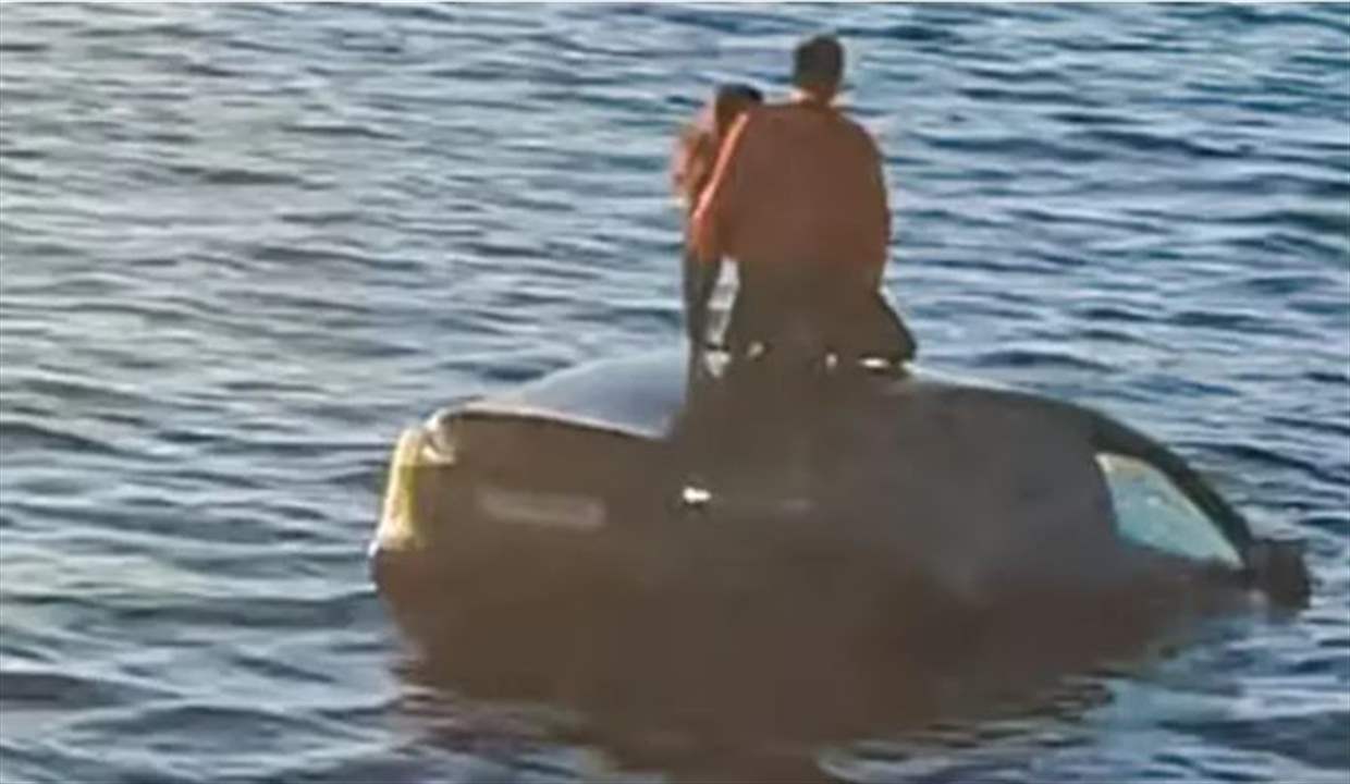 بالفيديو - &quot;ساونا&quot; عائمة تنقذ راكبين غرقت سيارتهما في البحر