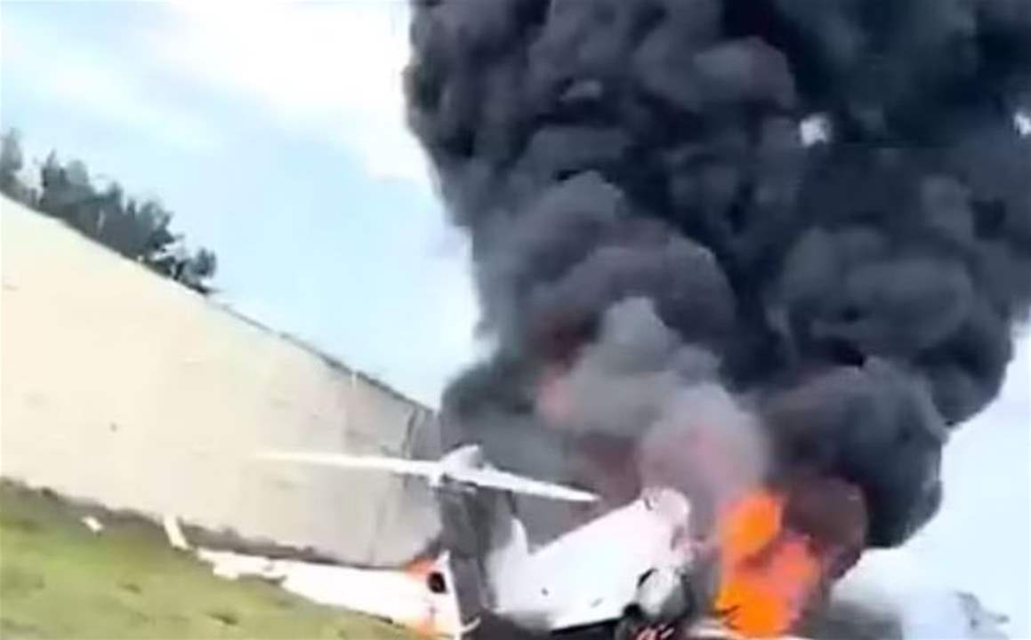  فيديو يوثق سقوط طائرة على طريق سريع وانفجارها