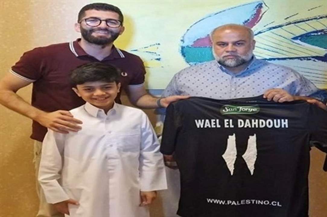 نادي بالستينو يُقدّم قميصه مع خارطة فلسطين الى وائل الدحدوح