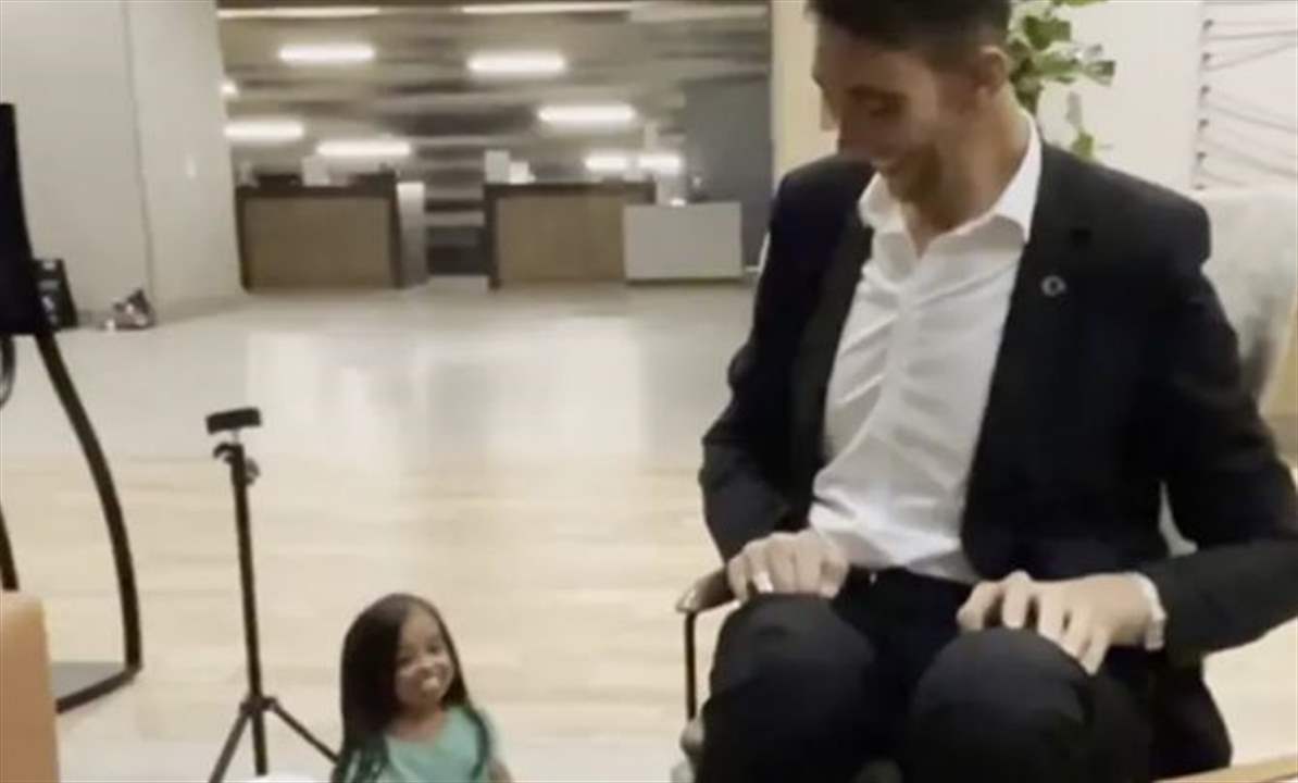 بالفيديو - أطول رجل وأقصر امرأة في العالم يلتقيان مجدداً 