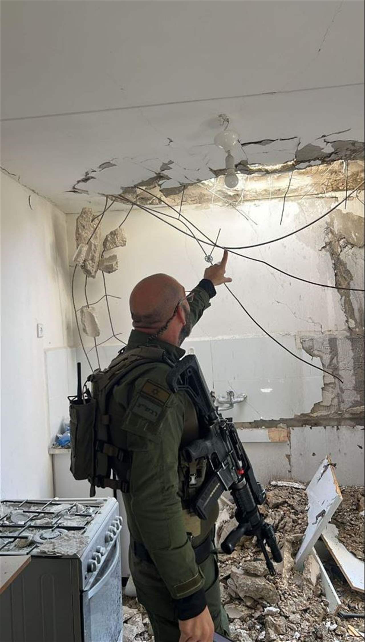 بالفيديو والصور - الاضرار التي لحقت بمبنى في كريات شمونة بعد استهداف المستوطنة برشقة صاروخية 