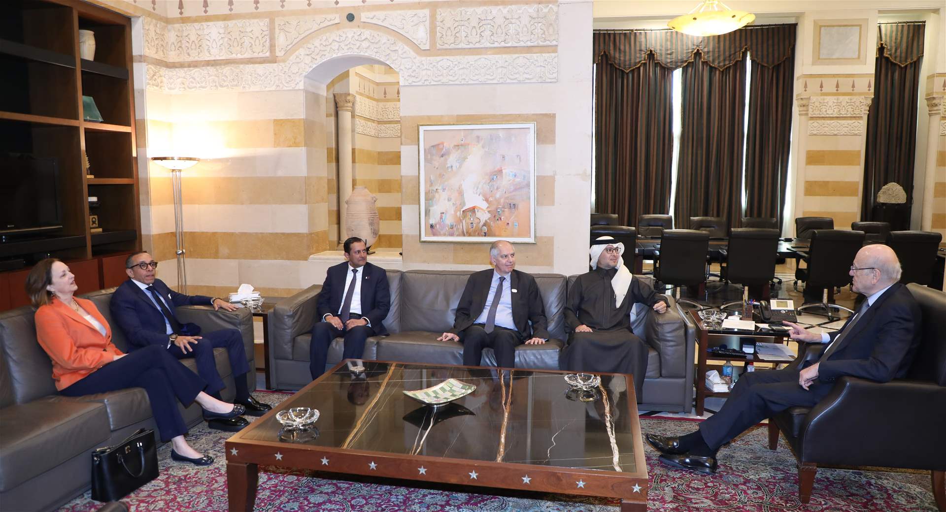 بالصور- اجتماع ميقاتي وسفراء اللجنة الخماسية بالسراي الحكومي