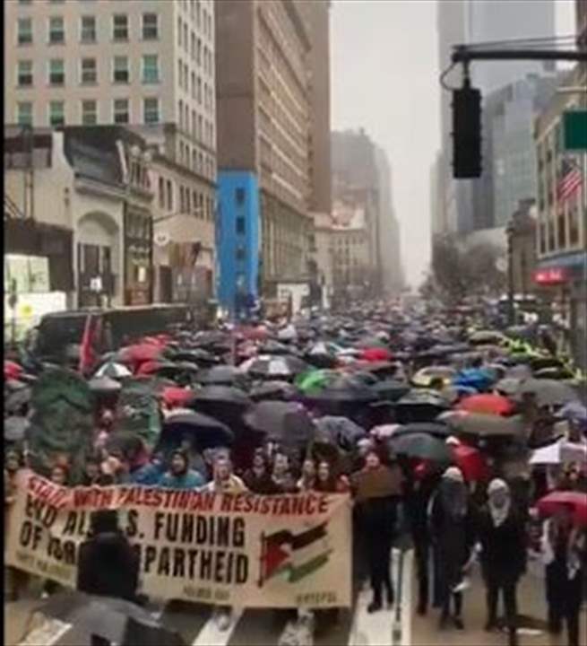 بالفيديو - تظاهرات في نيويورك دعماً للفلسطينيين وللمطالبة بوقف العدوان على غزة 
