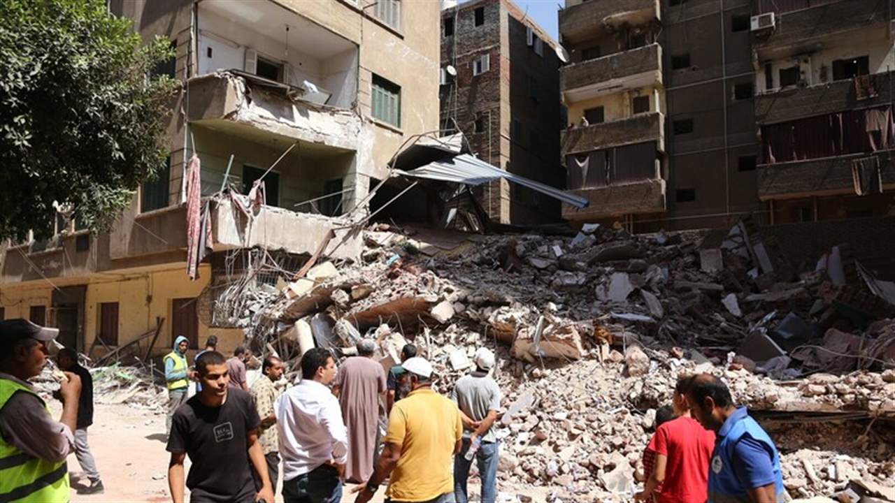 بالفيديو والصور -  قتلى وجرحى بإنهيار مبنى سكني في الإسكندرية