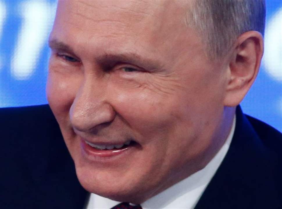شاهد - بوتين يُضحك ضابطة روسية: الزي العسكري يليق بك كثيراً 