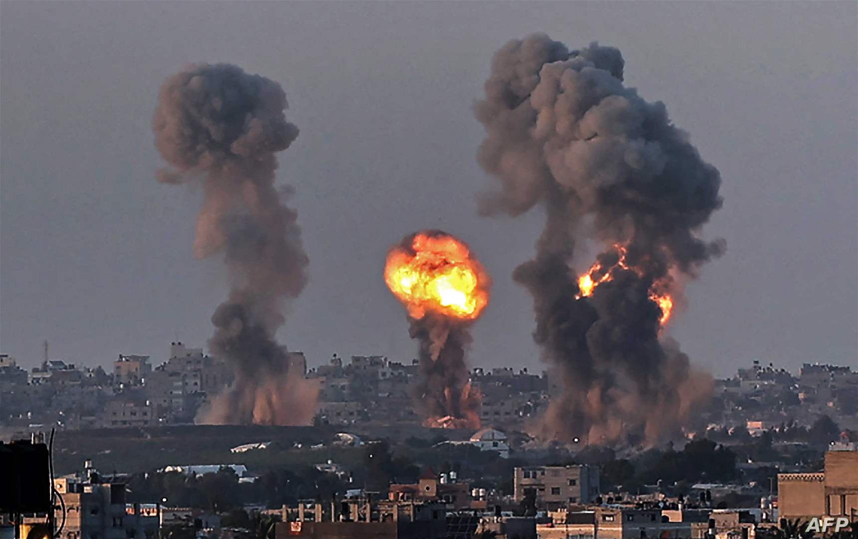 27 شهيدا معظمهم من النازحين في قصف على مخيم النصيرات وسط قطاع غزة