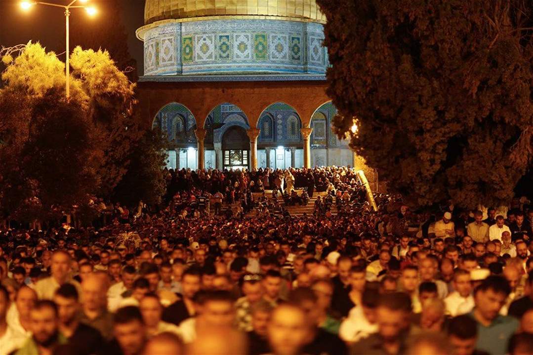 150 ألف مصل يؤدون صلاتي العشاء والتراويح في المسجد الأقصى 