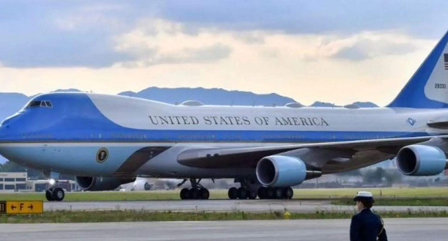 البيت الأبيض يشكو سرقات الصحافيين مقتنيات من طائرة الرئاسة!