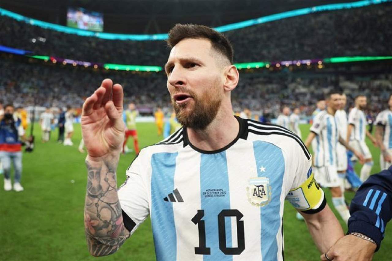 فيديو - مشجعون أرجنتينيون أوقفوا ميسي .. شاهدوا ردّة فعله