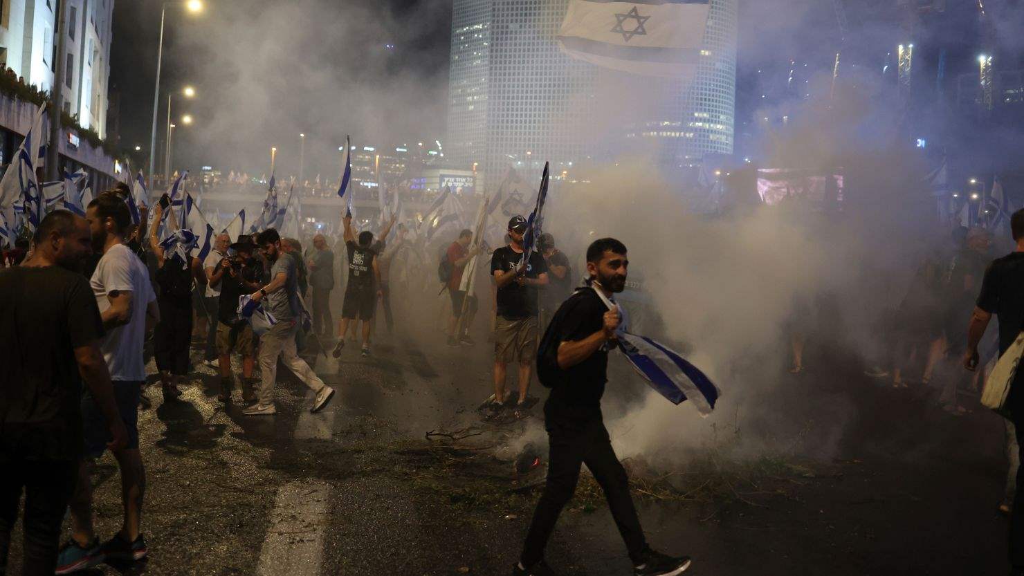 ليلة حامية في تل ابيب.. تظاهرات وإشتباكات مع الشرطة! 