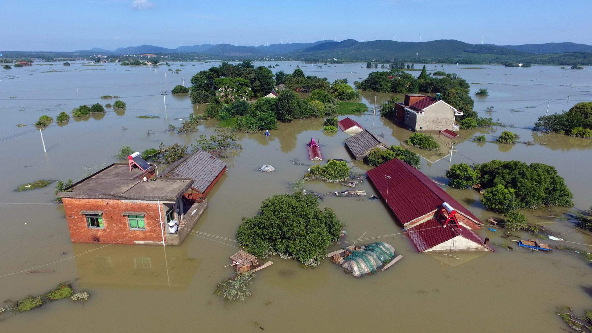 إجلاء آلاف الاشخاص جراء أمطار غزيرة وفيضانات