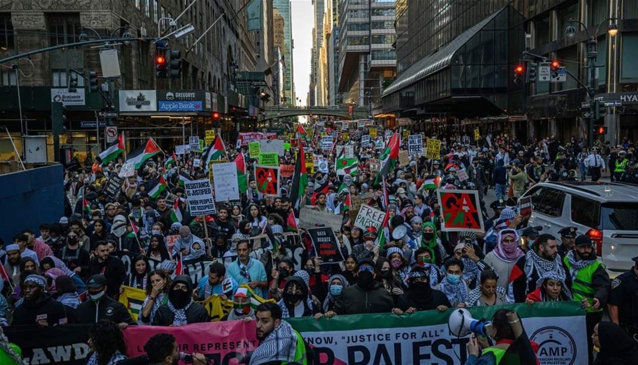  احتجاجا على قمع اعتصام طالبي في جامعة كولومبيا... الآلاف يتظاهرون في نيويورك
