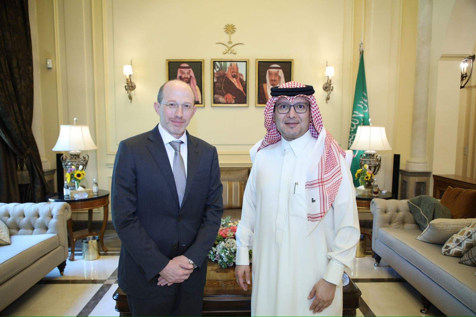 سفير المملكة العربية السعودية في لبنان وليد بخاري يستقبل رئيس نادي الرياضي  