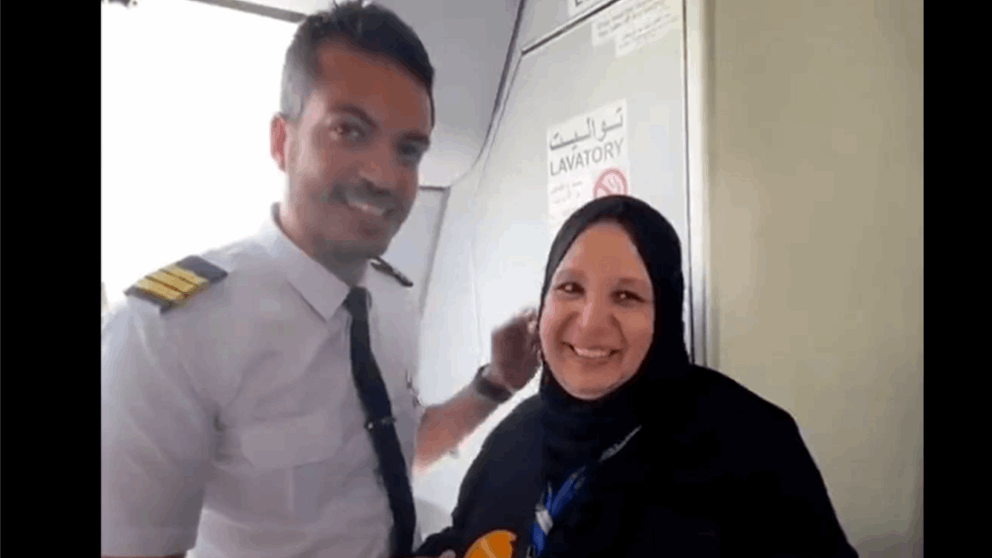  فيديو مؤثر .. طيار مصري يفاجئ والدته بأنه قائد الطائرة التي ستقلها لأداء مناسك الحج !
