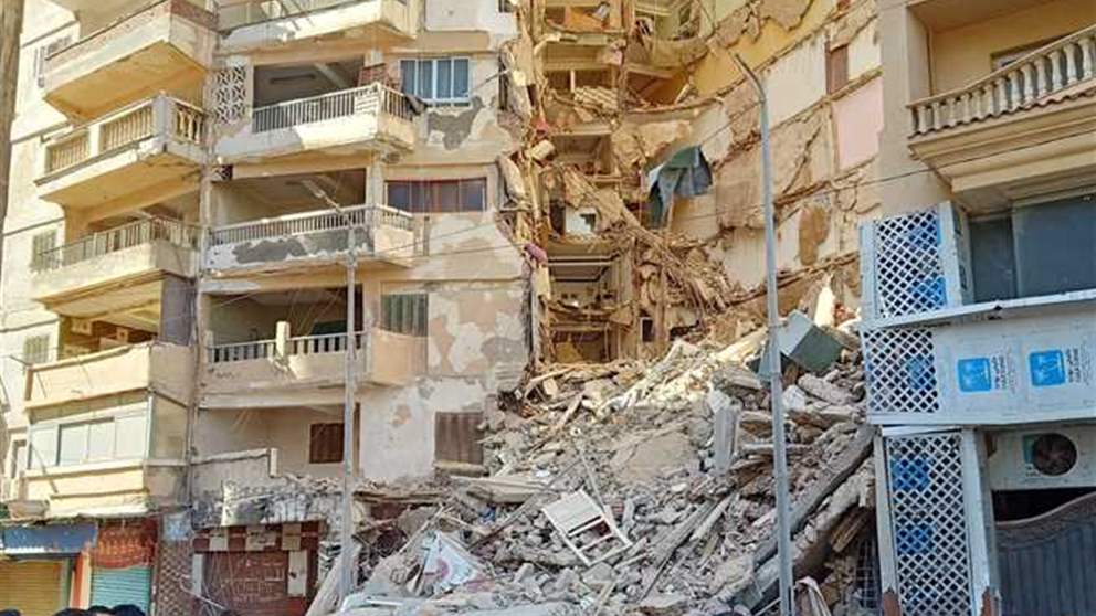 بالصور- انهيار مبنى مؤلف من 13 طابقاً في الاسكندرية والبحث عن ضحايا تحت الانقاض 