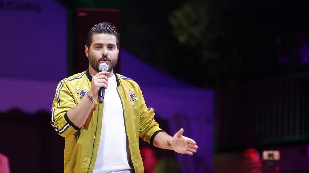 ناصيف زيتون يفاجئ احدى الشابات خلال حفله في بيروت: كان رح يعمل مشكلة