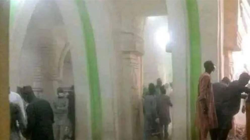 فيديو - مسجد ينهار على المصلين ومقتل 7
