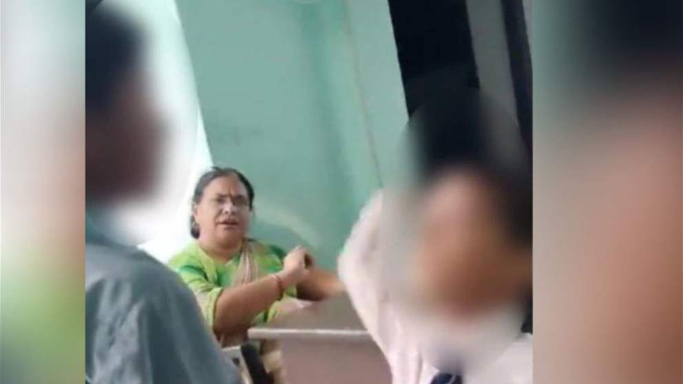 "لماذا تضربونه بشكل خفيف؟".. فيديو لمعلمة تطلب من تلاميذها صفع فتى يشعل الغضب في الهند