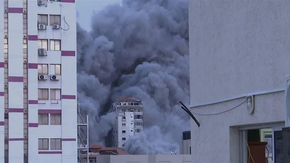 فيديو للحظة تدمير إسرائيل برج فلسطين وسط مدينة غزة 