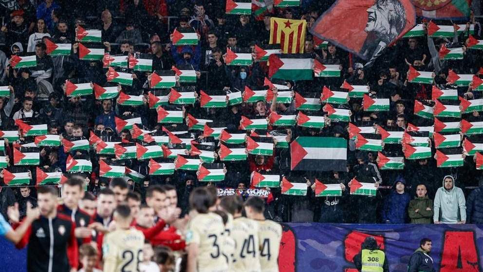 فيديو - جماهير أوساسونا رفعت أعلام فلسطين واللاعب الاسرائيلي اختفى